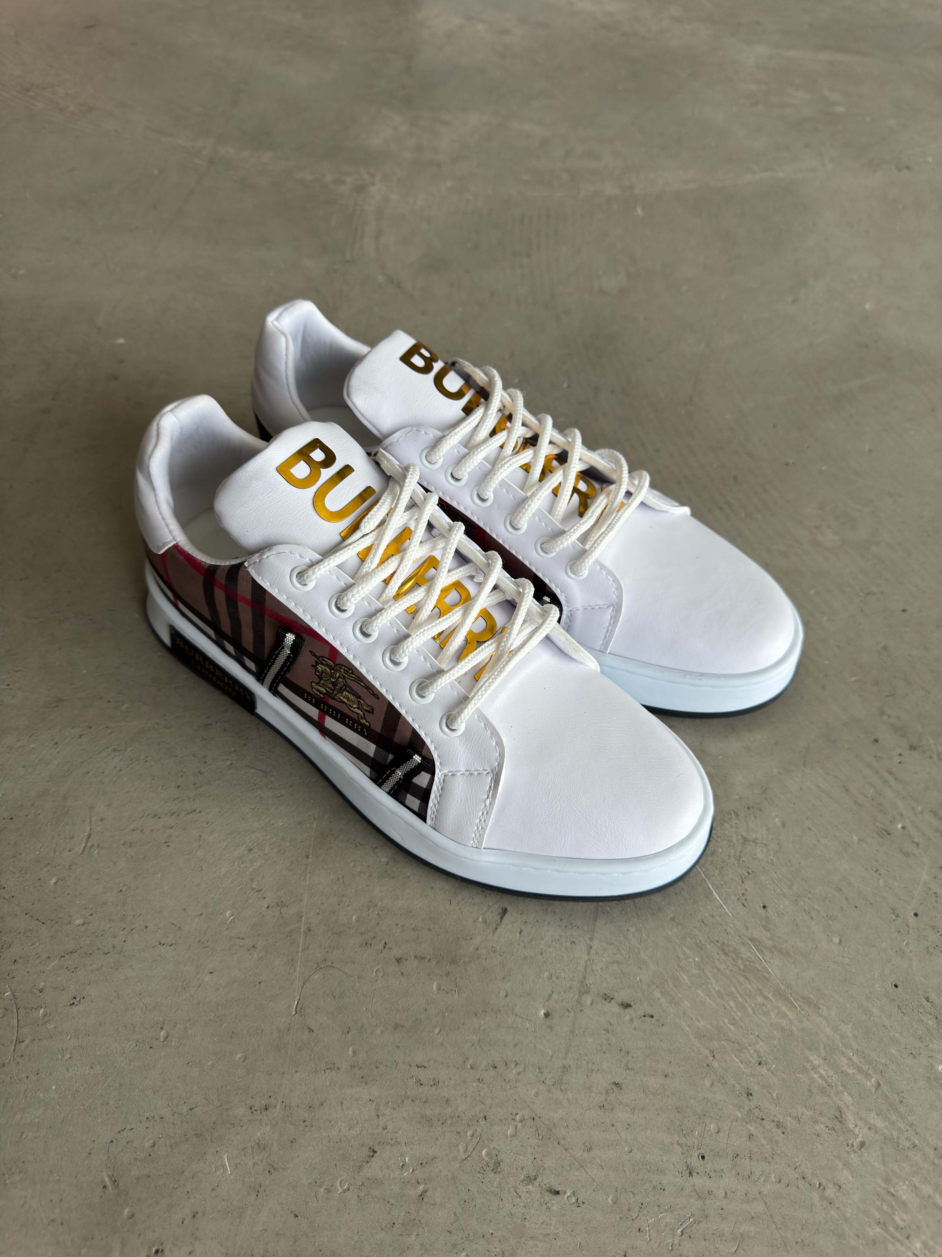 Burberry Beyaz