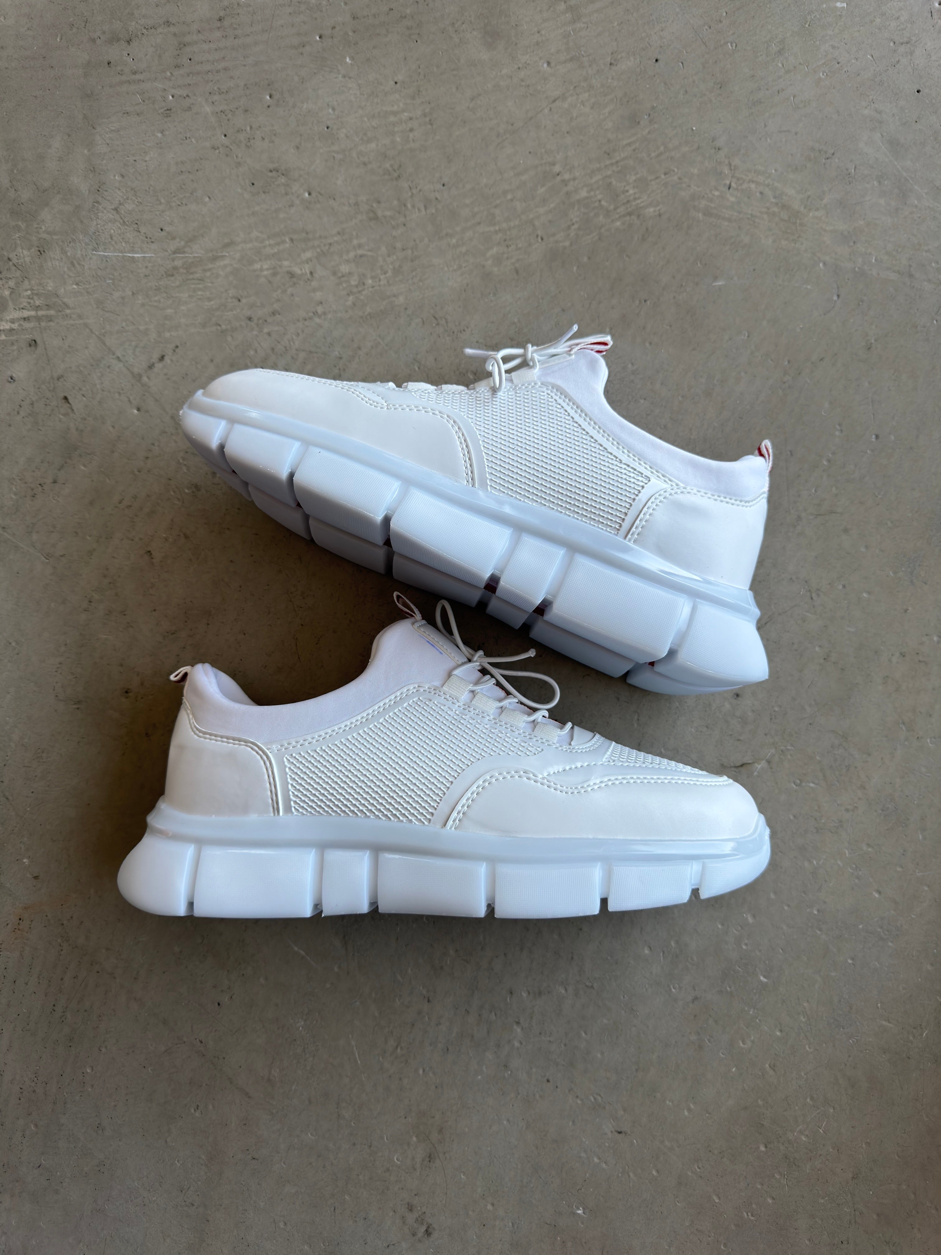 Beyaz Kırmızı Detay Sneakers