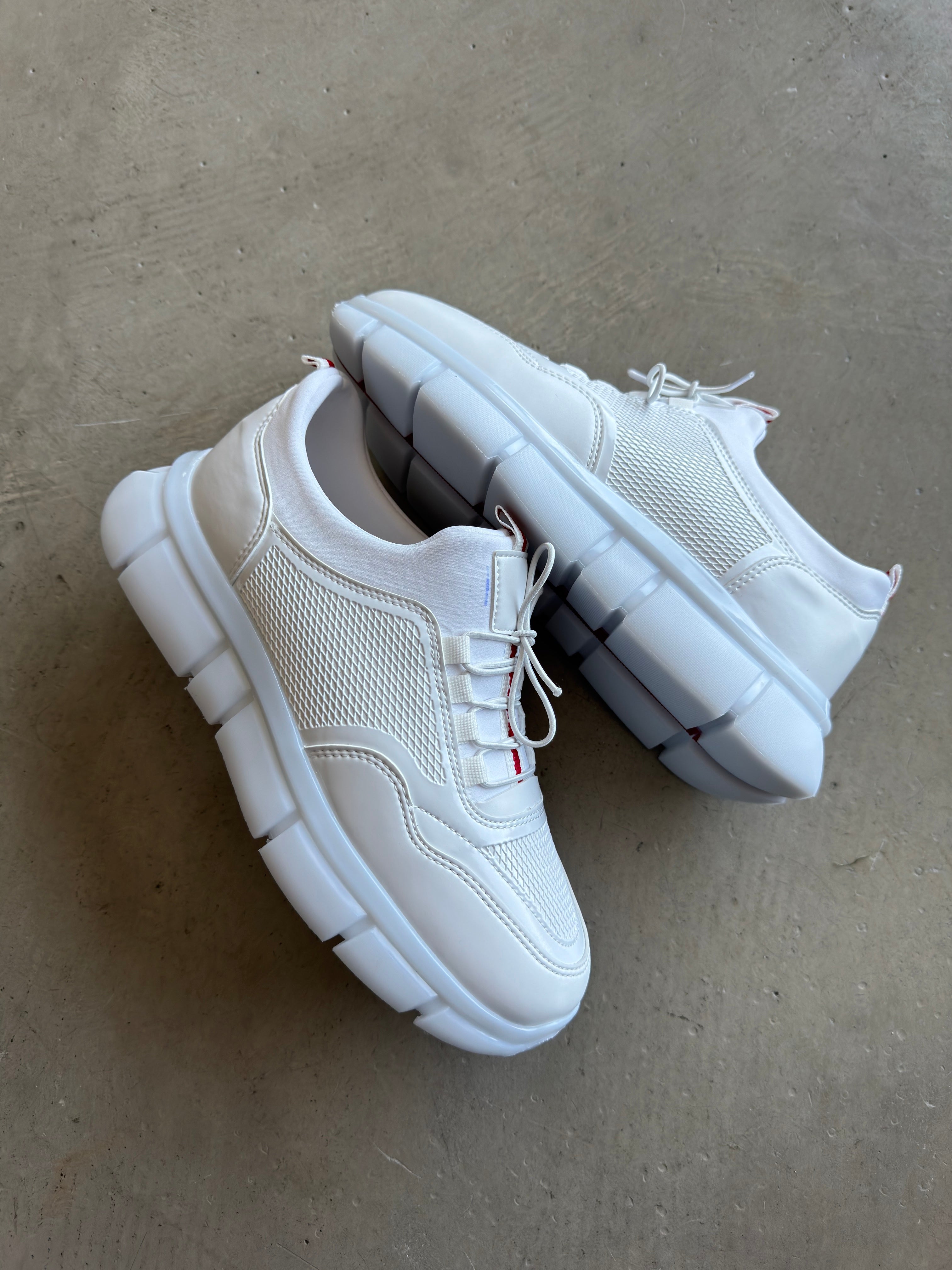 Beyaz Kırmızı Detay Sneakers