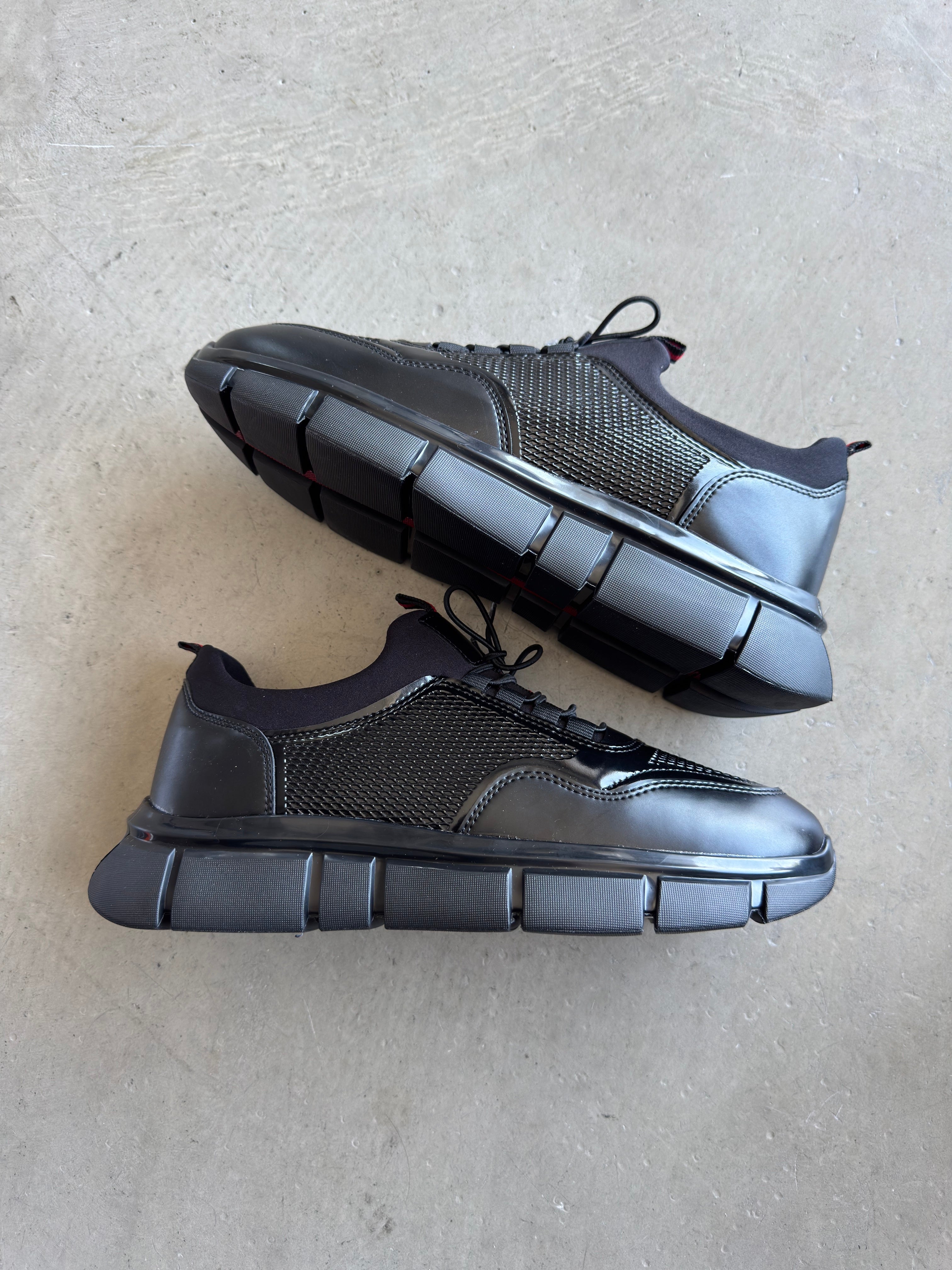 Siyah Kırmızı Detay Sneakers