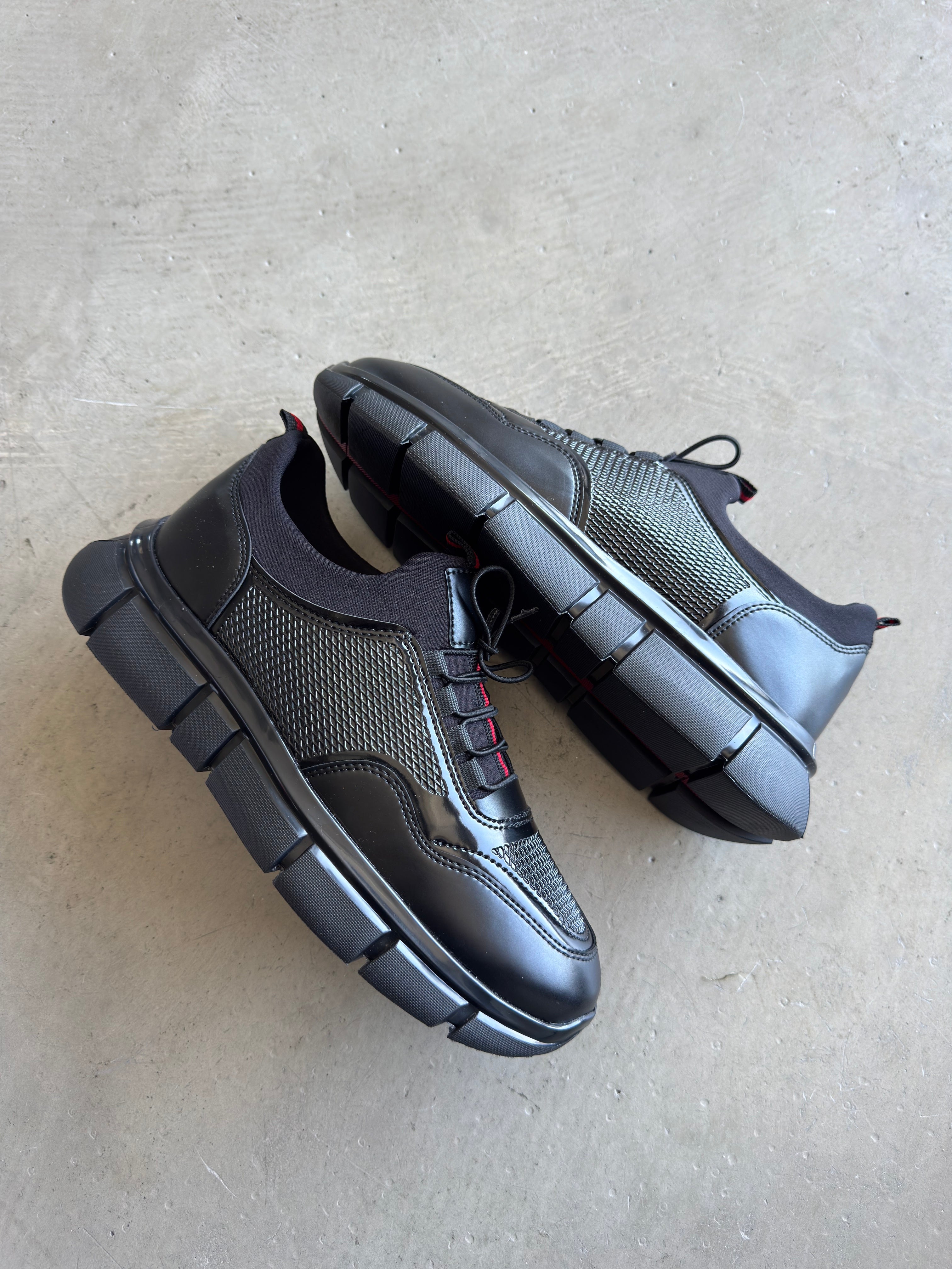 Siyah Kırmızı Detay Sneakers