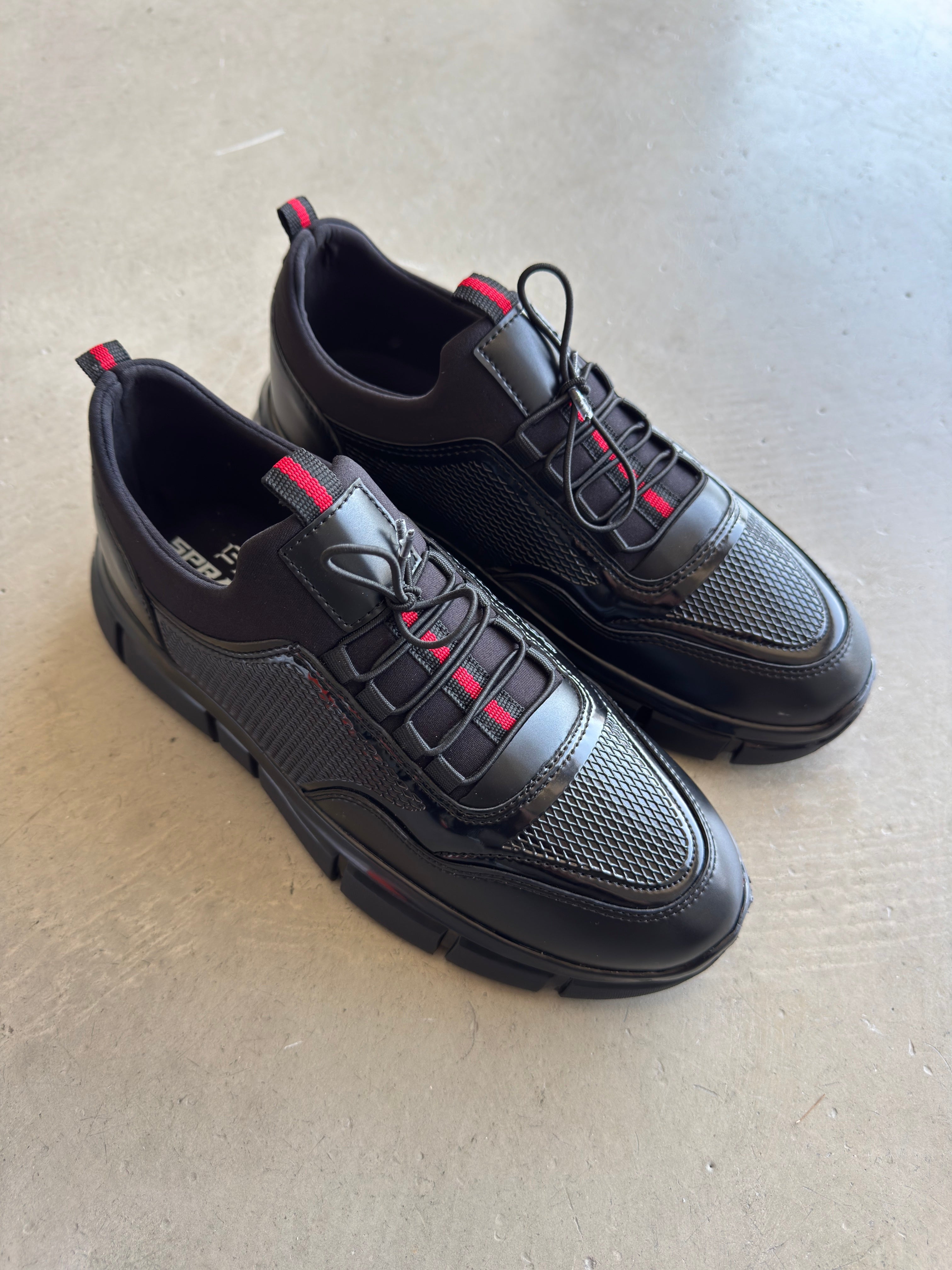 Siyah Kırmızı Detay Sneakers