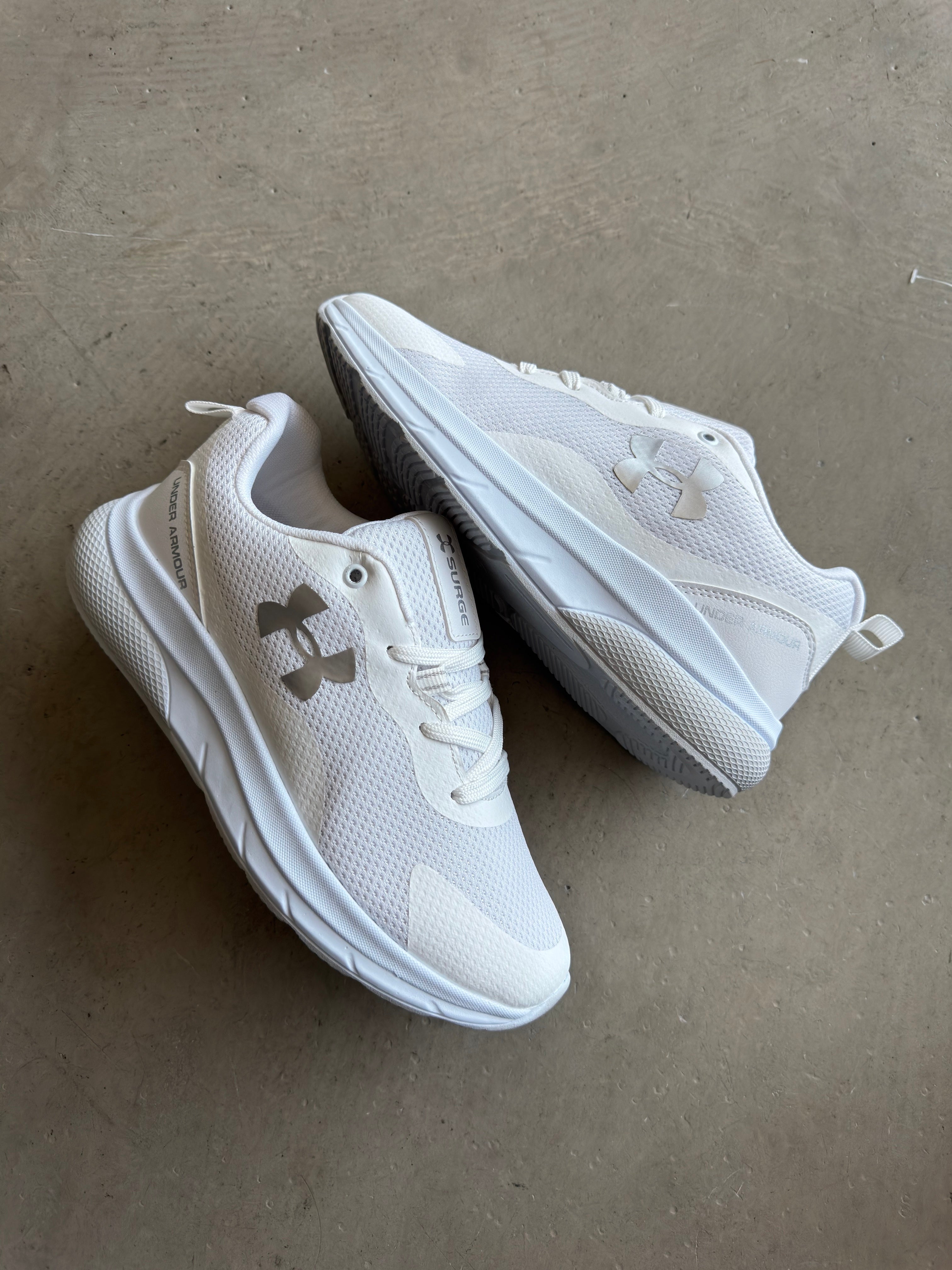 Under Armour Beyaz Gümüş Detay
