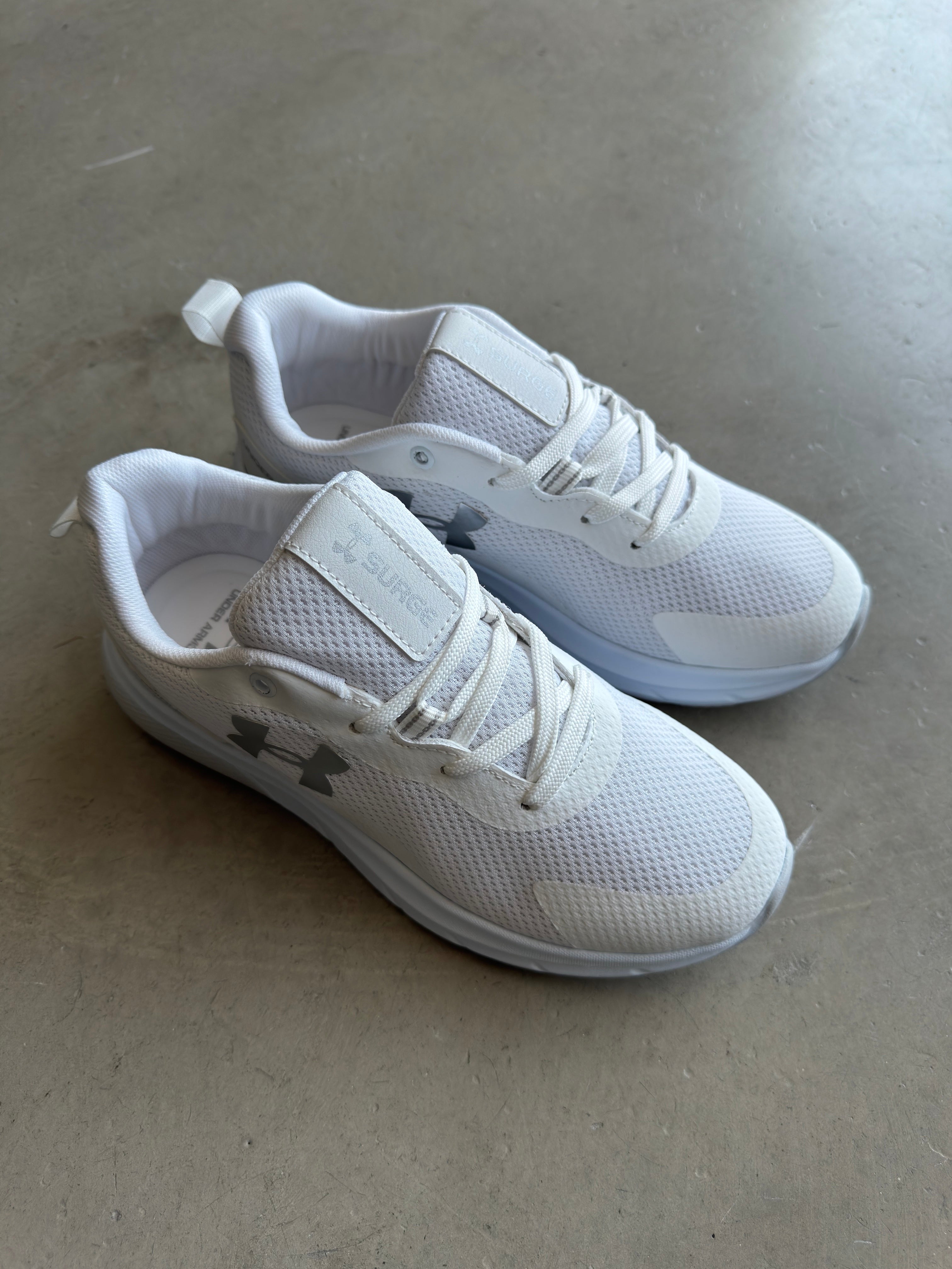 Under Armour Beyaz Gümüş Detay