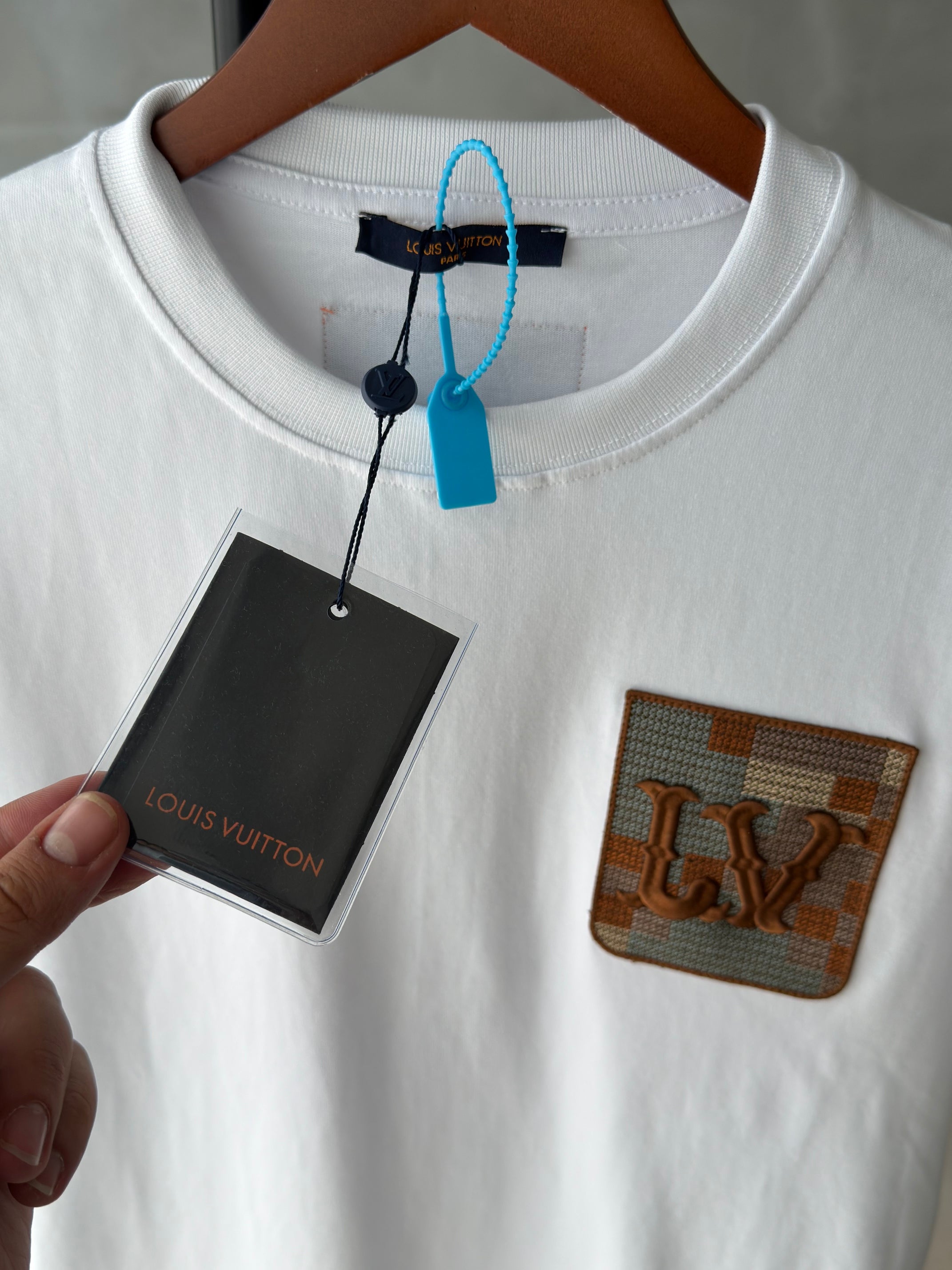 LV Beyaz Cep Detaylı Tshirt (premium)