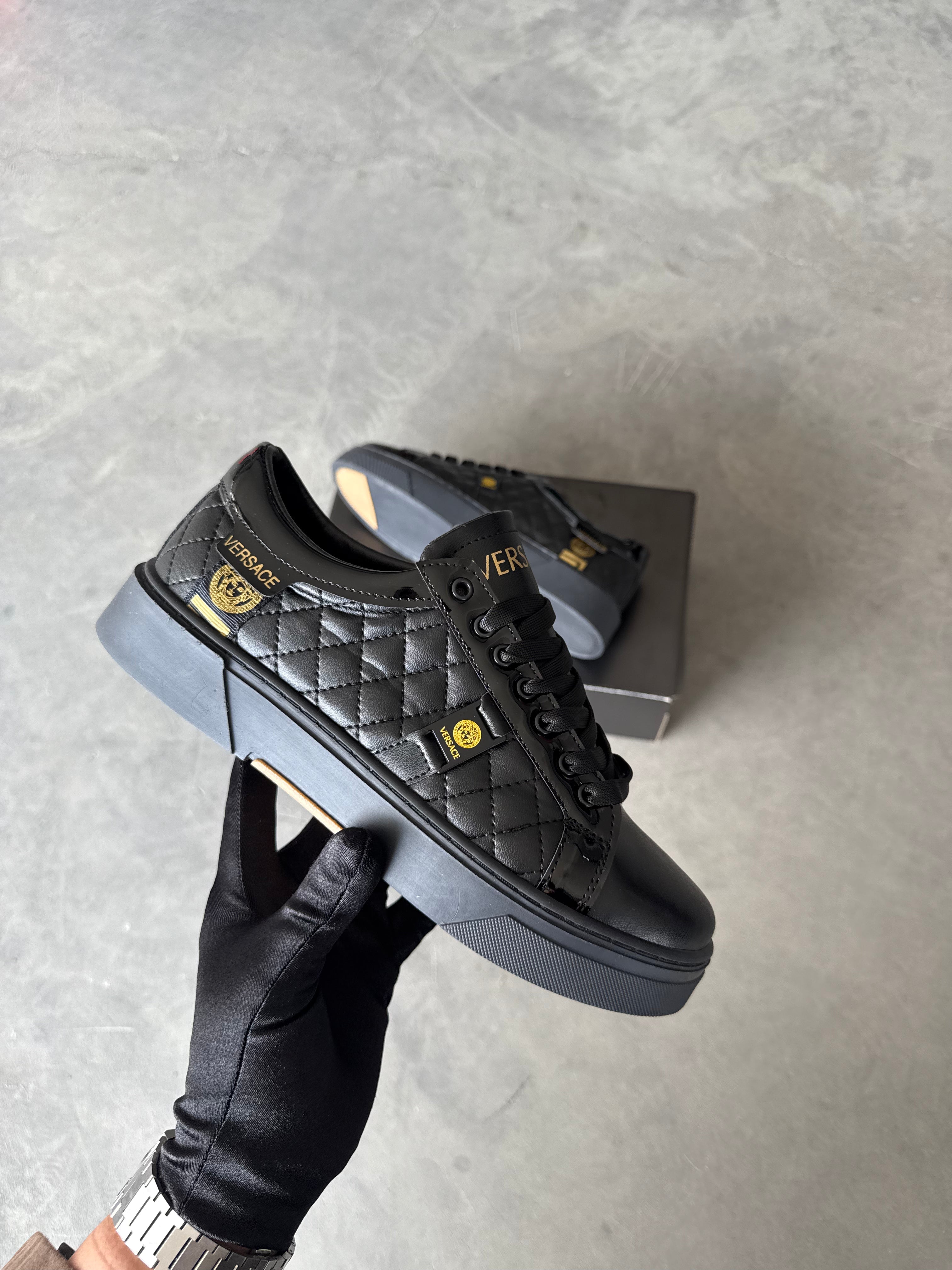 Versace Siyah Kabartmalı