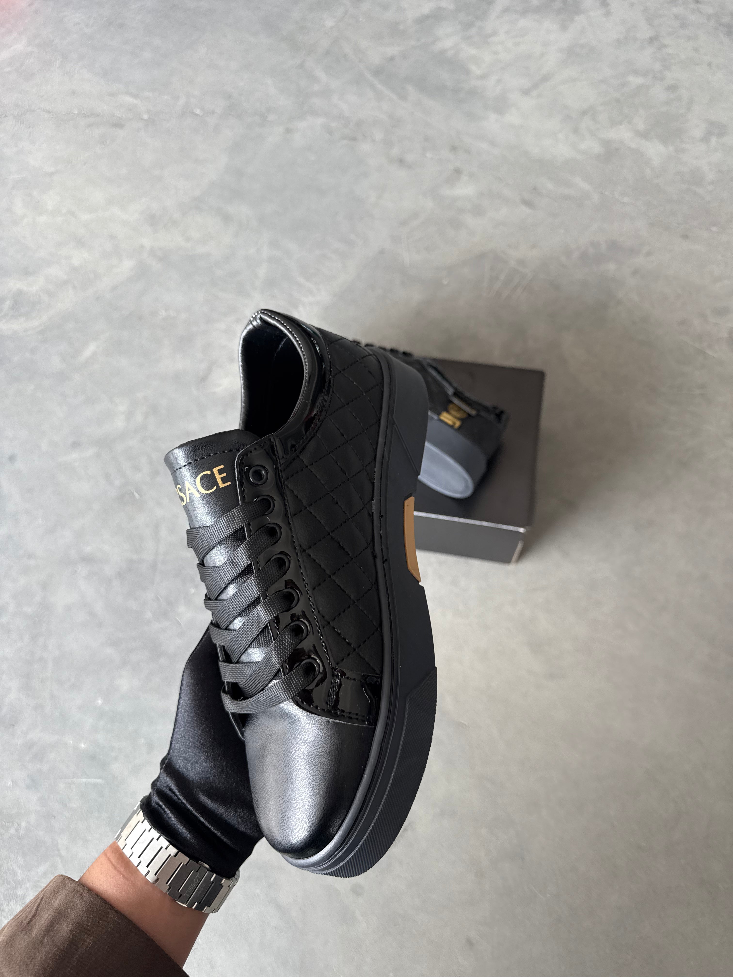 Versace Siyah Kabartmalı